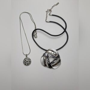 2 Fashion Necklaces Black & Silver